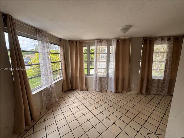 2082 NE 180th St 2082, North Miami Beach, FL 33162