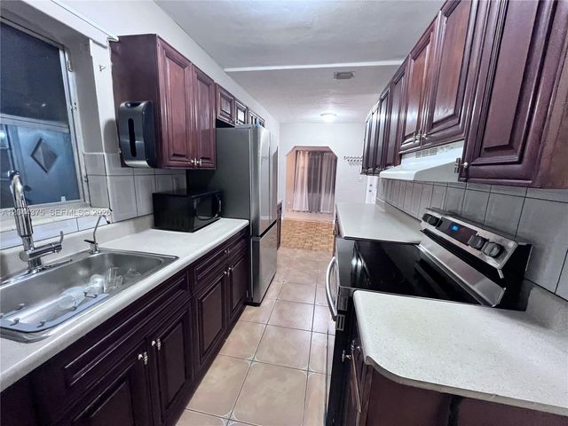2082 NE 180th St 2082, North Miami Beach, FL 33162
