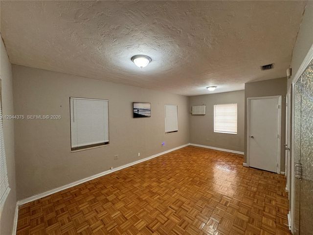 2082 NE 180th St 2082, North Miami Beach, FL 33162