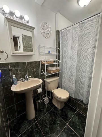 2082 NE 180th St 2082, North Miami Beach, FL 33162