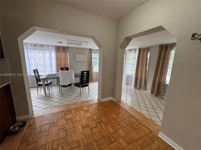 2082 NE 180th St 2082, North Miami Beach, FL 33162