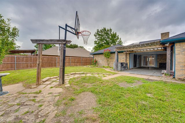 917 Meadowgate Drive, Garland, TX 75040