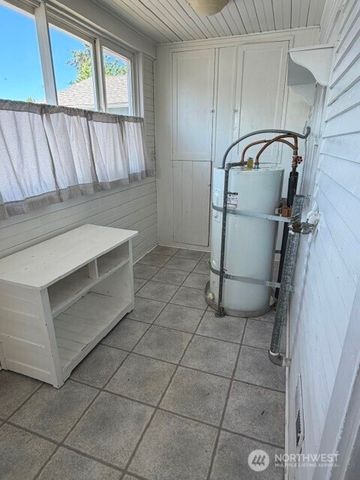 6722 S J Street, Tacoma, WA 98408