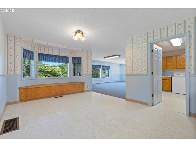 339 Ne SOUTH SHORE Rd, Portland, OR 97211