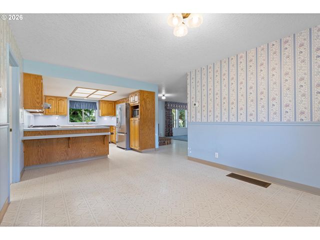 339 Ne SOUTH SHORE Rd, Portland, OR 97211