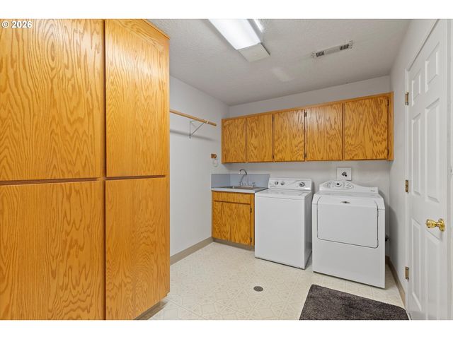 339 Ne SOUTH SHORE Rd, Portland, OR 97211