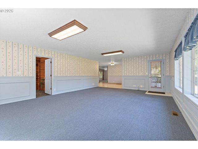 339 Ne SOUTH SHORE Rd, Portland, OR 97211