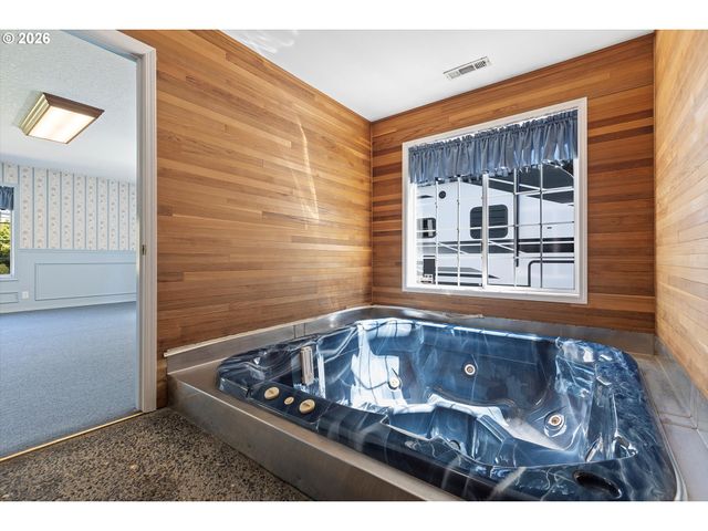 339 Ne SOUTH SHORE Rd, Portland, OR 97211