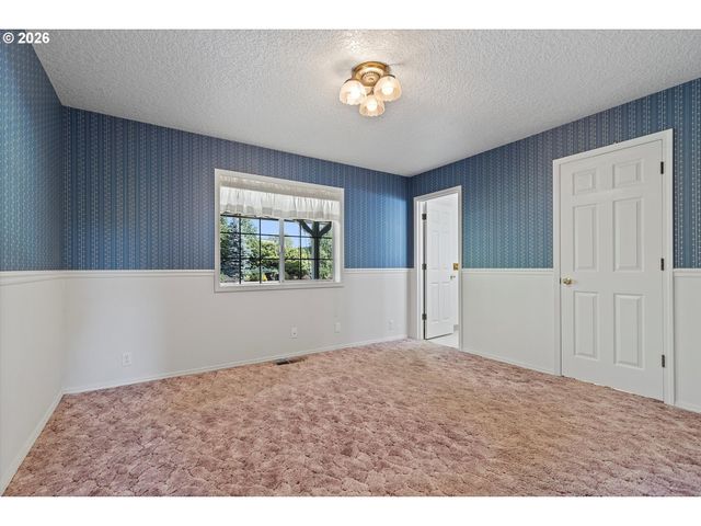 339 Ne SOUTH SHORE Rd, Portland, OR 97211