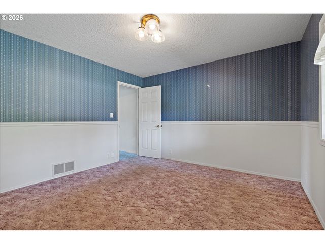 339 Ne SOUTH SHORE Rd, Portland, OR 97211