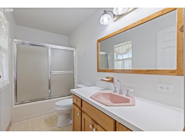 339 Ne SOUTH SHORE Rd, Portland, OR 97211