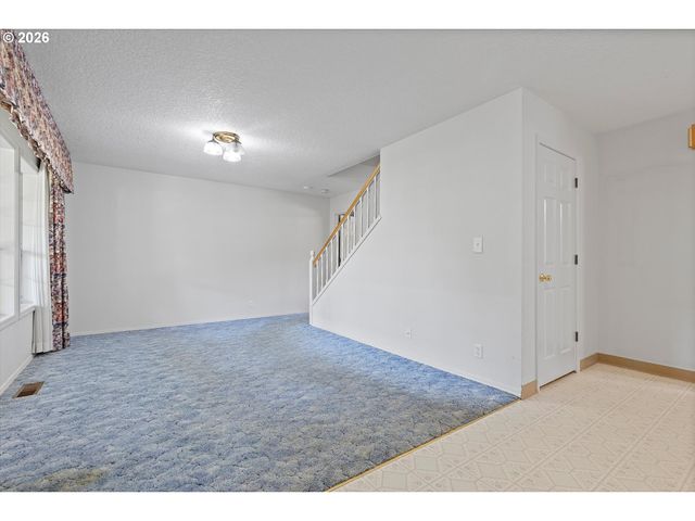 339 Ne SOUTH SHORE Rd, Portland, OR 97211