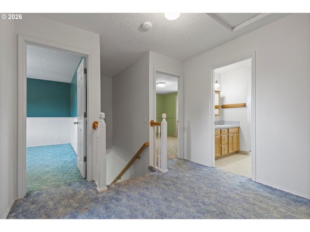 339 Ne SOUTH SHORE Rd, Portland, OR 97211