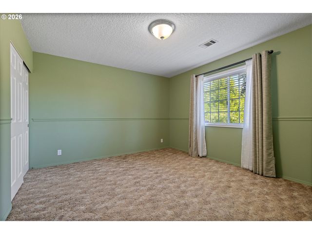 339 Ne SOUTH SHORE Rd, Portland, OR 97211