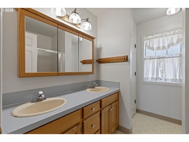 339 Ne SOUTH SHORE Rd, Portland, OR 97211