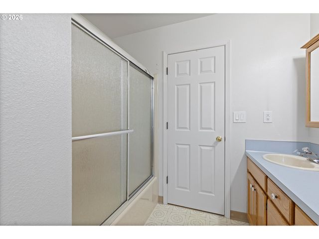 339 Ne SOUTH SHORE Rd, Portland, OR 97211