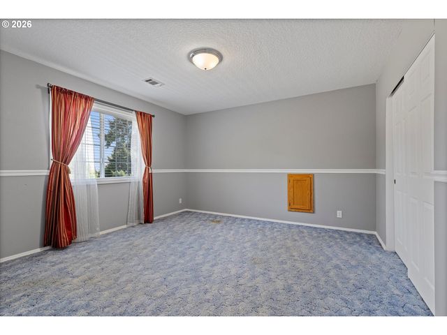 339 Ne SOUTH SHORE Rd, Portland, OR 97211