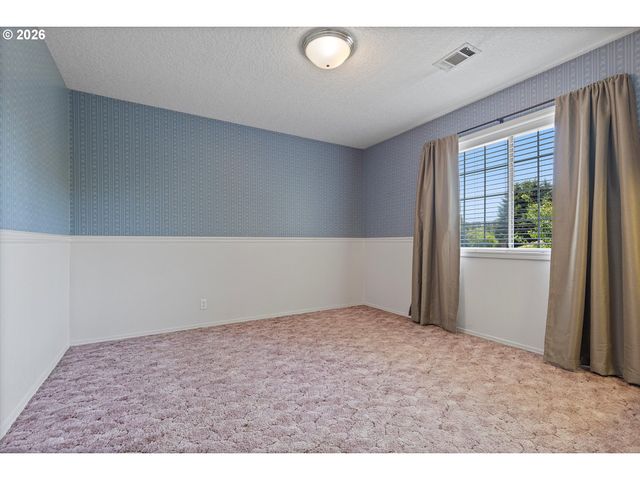 339 Ne SOUTH SHORE Rd, Portland, OR 97211