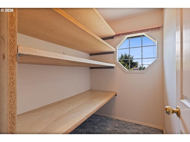 339 Ne SOUTH SHORE Rd, Portland, OR 97211