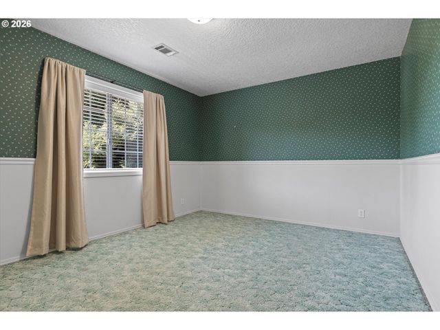 339 Ne SOUTH SHORE Rd, Portland, OR 97211