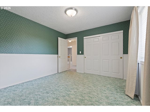 339 Ne SOUTH SHORE Rd, Portland, OR 97211