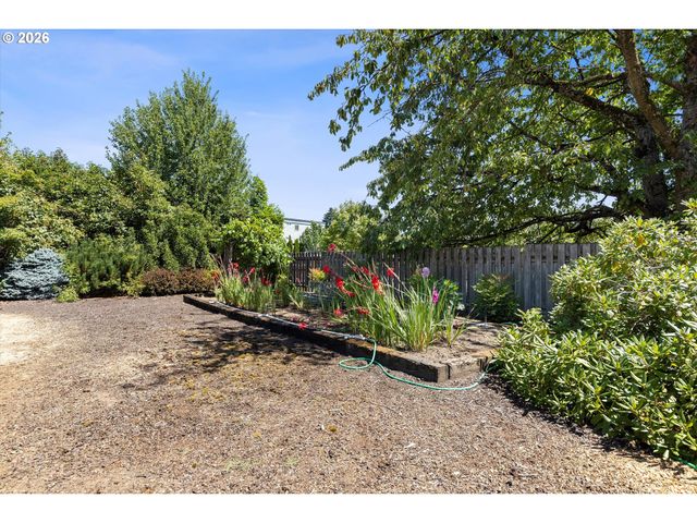339 Ne SOUTH SHORE Rd, Portland, OR 97211