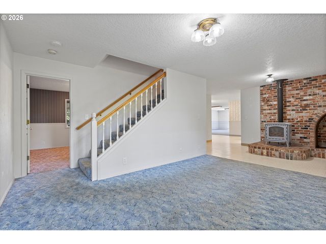 339 Ne SOUTH SHORE Rd, Portland, OR 97211