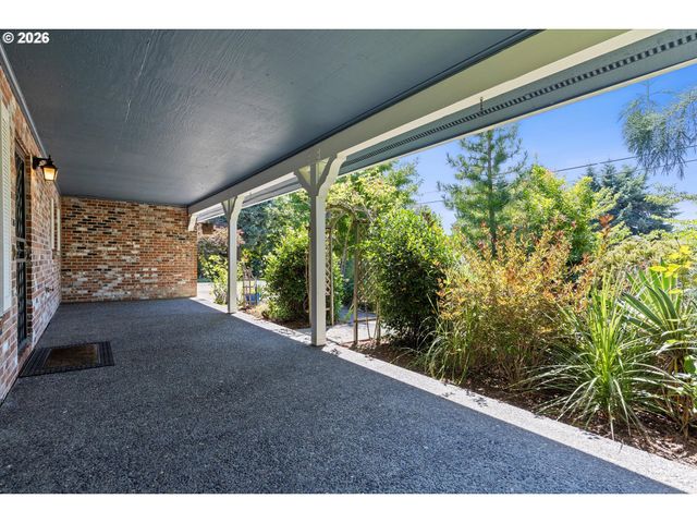 339 Ne SOUTH SHORE Rd, Portland, OR 97211