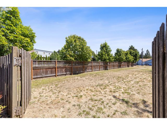 339 Ne SOUTH SHORE Rd, Portland, OR 97211