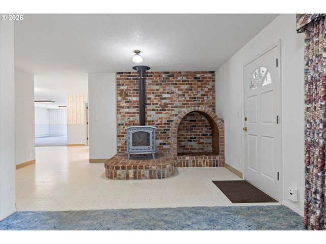 339 Ne SOUTH SHORE Rd, Portland, OR 97211