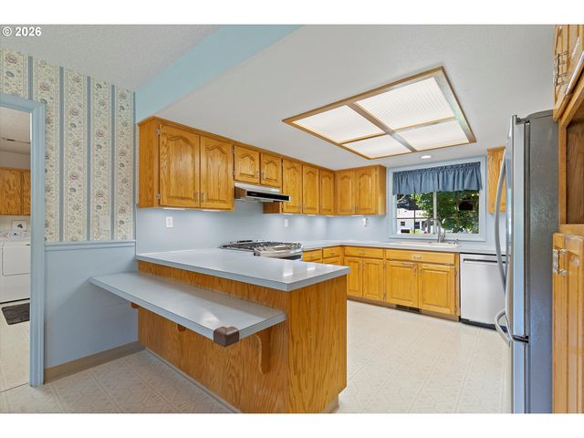 339 Ne SOUTH SHORE Rd, Portland, OR 97211