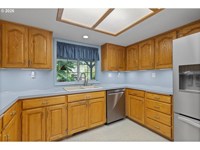 339 Ne SOUTH SHORE Rd, Portland, OR 97211