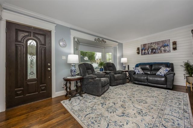 41 Burlington Avenue, Deer Park, NY 11729