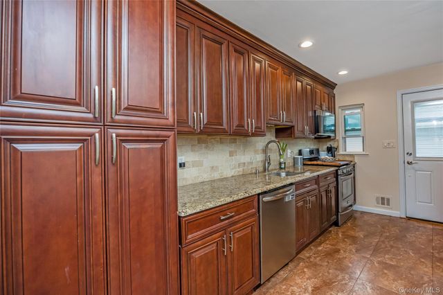 41 Burlington Avenue, Deer Park, NY 11729