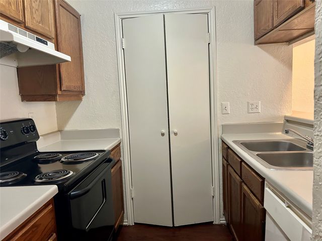 409 Crest Line Drive, Arlington, TX 76012