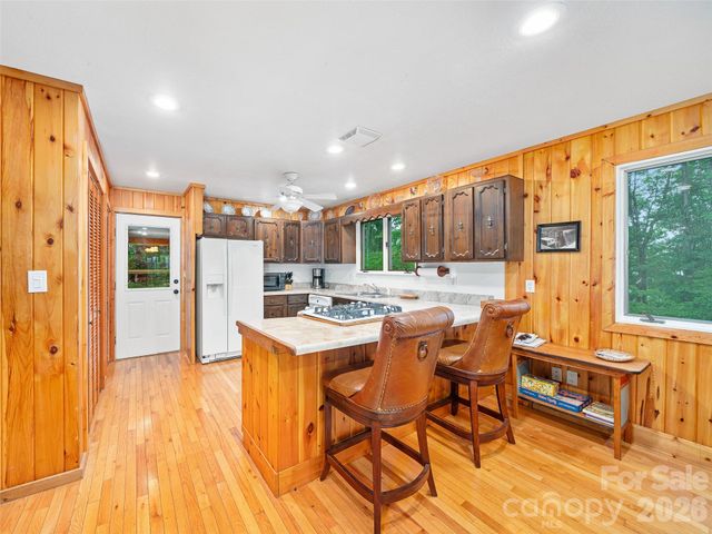 820 Wild Rose Lane, Burnsville, NC 28714