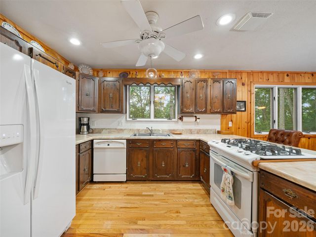 820 Wild Rose Lane, Burnsville, NC 28714