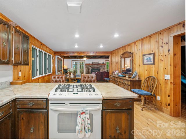 820 Wild Rose Lane, Burnsville, NC 28714