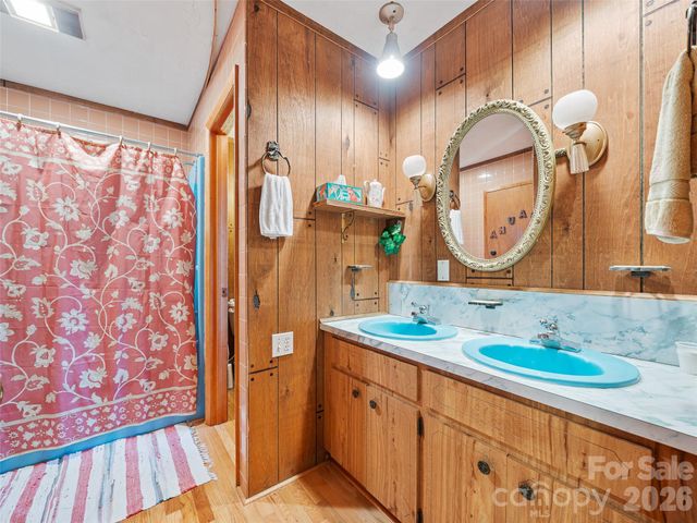 820 Wild Rose Lane, Burnsville, NC 28714