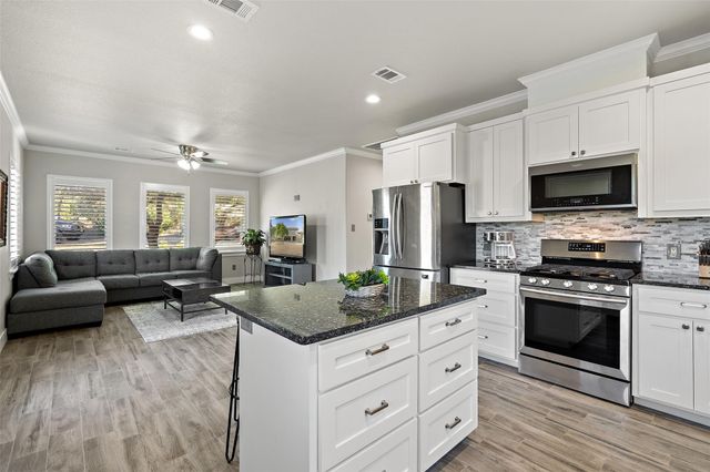 414 Gregg DR, Spicewood, TX 78669