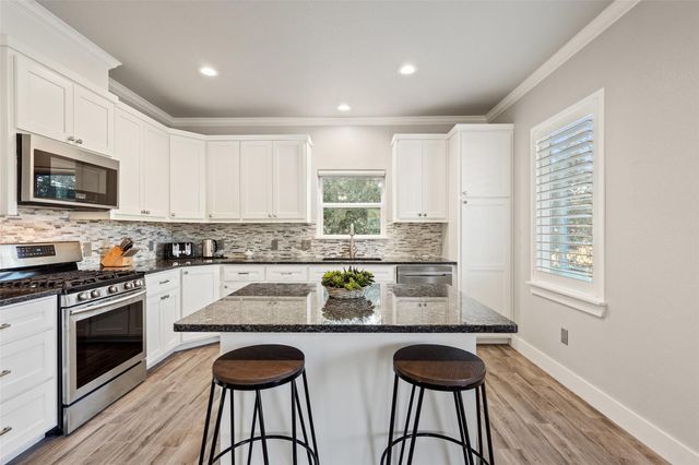 414 Gregg DR, Spicewood, TX 78669