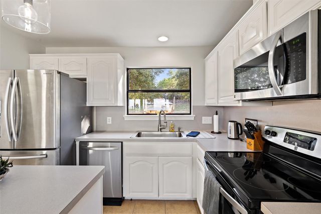 414 Gregg DR, Spicewood, TX 78669