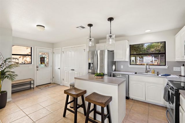 414 Gregg DR, Spicewood, TX 78669