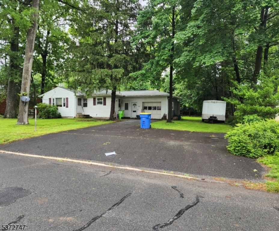 130 Mountain Pkwy, Green Brook Twp., NJ 08812