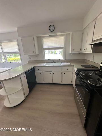 172 Larchwood Avenue, Oakhurst, NJ 07755