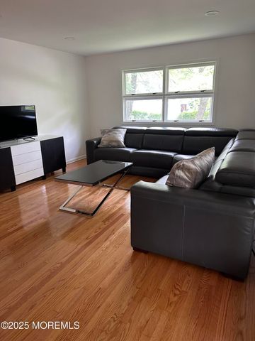 172 Larchwood Avenue, Oakhurst, NJ 07755