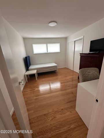 172 Larchwood Avenue, Oakhurst, NJ 07755