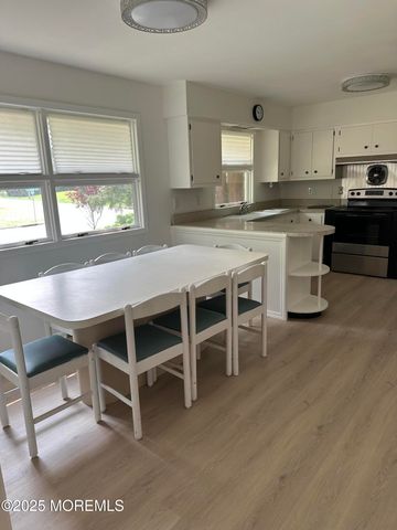 172 Larchwood Avenue, Oakhurst, NJ 07755