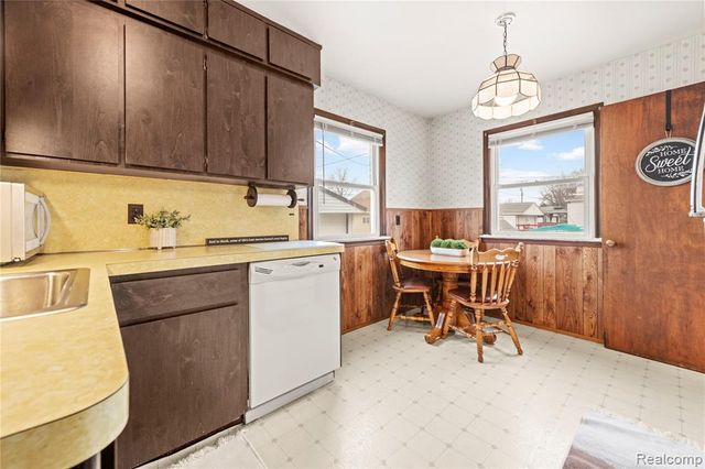 25215 Mackinac Street, Roseville, MI 48066