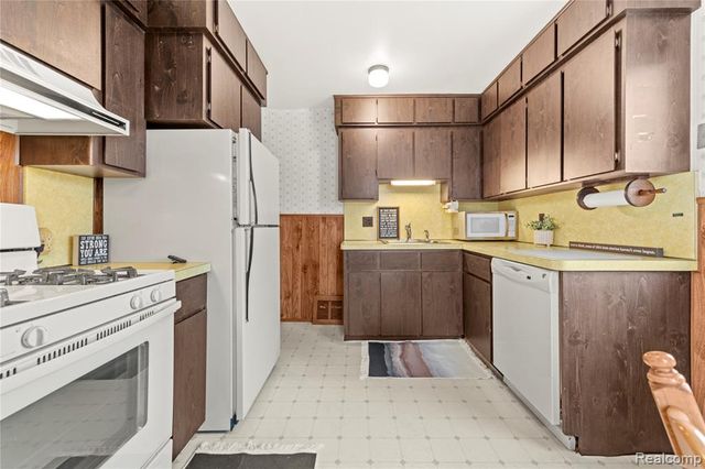 25215 Mackinac Street, Roseville, MI 48066